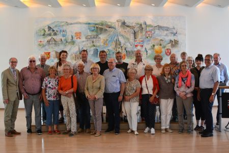 Die Gäste aus dem Landkreis Teltow-Fläming und ihre Gastgeber aus dem Kreis Paderborn nach dem Empfang bei Landrat Manfred Müller (links). Neben dem Landrat der Delegationsleiter der Gäste Holger Lademann (ehemaliger Dezernent der Kreisverwaltung Teltow-Fläming) und in der Mitte Ferdi Flottmeier, Partnerschaftsbeauftragter und Maria Junge, Vereinsvorsitzende des Vereins ehemaliger Kreistagsmitglieder Paderborn Die Delegation zu Besuch im Kreishaus